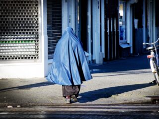 Tweede Kamer wil boerkaverbod uitbreiden: 'Symboolpolitiek'