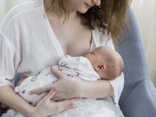 Moeders geven steeds minder borstvoeding: 'Risico voor volksgezondheid'