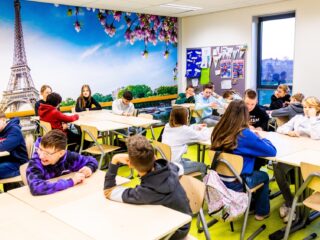 Wat valt er te zeggen voor een brede en langere brugklas?