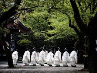 Waarom buigen Japanners naar elkaar en geven ze elkaar geen hand?