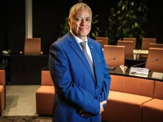 Oud-politiechef Joost Manusama wordt eerste burgemeester met Molukse achtergrond