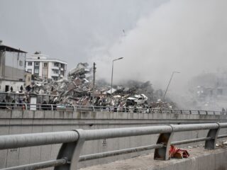 Correspondent Mitra Nazar kijkt terug op aardbevingen in Turkije: 'Het begrip te einde raad heeft daar een nieuwe betekenis gekregen'