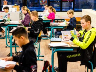 Leerlingen krijgen heel veel toetsen, cijfers tellen 'te zwaar' mee in schoolvoortgang: 'Dat geeft stress'