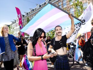 'Uit de kast komen' klinkt feestelijk, maar het is verre van: 'Laten we er alsjeblieft makkelijk over gaan doen'