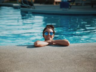 Topless zwemmen in zwembaden: 'Er is altijd een soort mode rondom borsten'