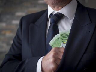 Nederland wordt steeds corrupter, zegt corruptie-onderzoeker