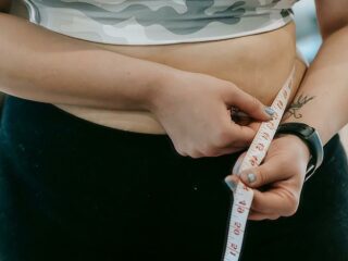 Een klein beetje kan geen kwaad: waarom buikvet noodzakelijk is voor een gezond lichaam