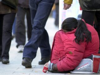 Wat is de psychologie achter het wel of niet geven van geld aan een dakloze?