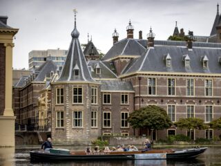 De rol van ambtenaren: 'Loyaliteit aan samenleving en wet staat voorop'