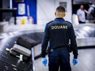 Waarom hebben vliegvelden verschillende regels over vloeibare middelen?