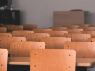 Stijging in aantal thuiszitters: gemeenten en onderwijs willen minister voor Jeugd en Onderwijs