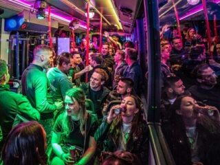 Dronken over de snelweg: partybussen zorgen voor gevaarlijke situaties