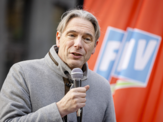 FNV-voorman Tuur Elzinga opent aanval op bedrijfsleven: niet meer knokken voor elk tientje