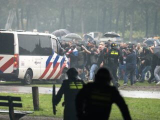 Rellen in Den Haag escalatie van het extremisme? 'Bizarre cocktail van extreemrechts en voetbalhooligans'