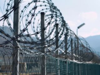 Hoe je een gevangenis verbouwt zonder dat er iemand ontsnapt: 'Één bouwvakker voelde zich er niet fijn bij'