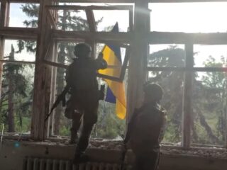 Podcast De Dag: In het Oekraïense front- en rampgebied