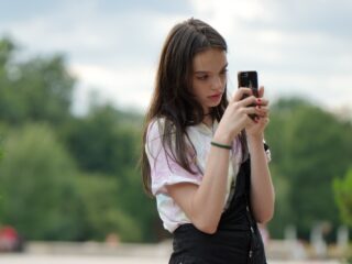 Smartphone is vernietigend voor jongeren: 'Werkt hetzelfde als cocaïne'