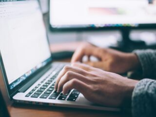 Inlichtingendiensten bemoeien zich te veel met journalisten