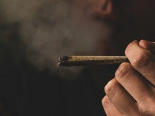 Zorgen over toenemend drugsgebruik daklozen: 'Mensen worden aan hun lot overgelaten'