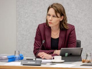 Minister Bruins Slot wil naming en shaming van bewindslieden die tegen advies in nieuwe banen nemen