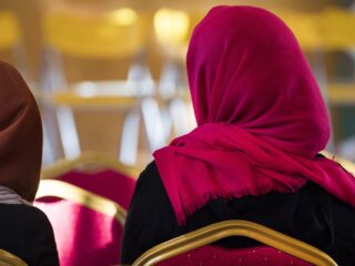 Dragen hoofddoek levert (nog steeds) haat op: 'We kunnen als Nederland beter'