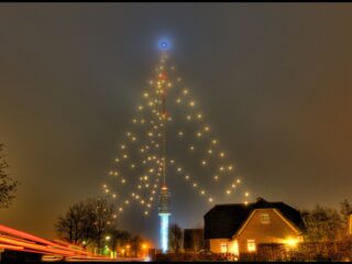 Hoe maken ze van de zendmast in IJsselstein elk jaar een kerstboom?