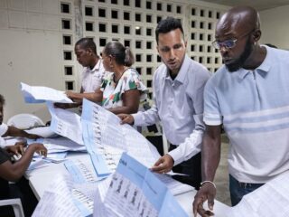 Intentieverklaring van zes Surinaamse partijen is 'enorme klap' voor Santokhi