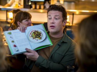 Jamie Oliver 25 jaar op de buis: 'Een mix van autoriteit en nuchter thuis koken'