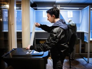 Stemmen vanaf 16 jaar? 'Je mag trekker rijden en je vliegbrevet halen, maar niet stemmen'