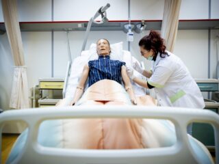 Jongeren dé oplossing voor tekort aan zorgpersoneel? 'Zaadje zo vroeg mogelijk planten'