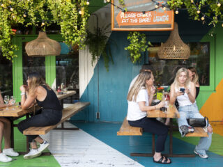 Zijn millennials te veel gewend aan luxe levensstijl? 'Koffietjes laten staan helpt niks'