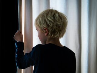 Niet zo lang en gelukkig: '1 op de 13 kinderen groeit op in armoede'