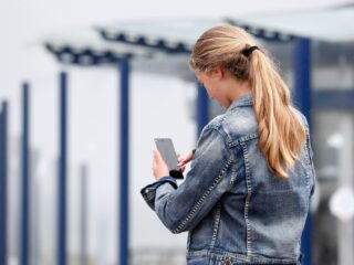 'Hoe langer kind op smartphone zit, hoe slechter de wiskundescores'