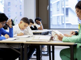 Zijn vaders de sleutel tot kinderen weer aan het lezen krijgen? 'Goed voorbeeld doet goed volgen'
