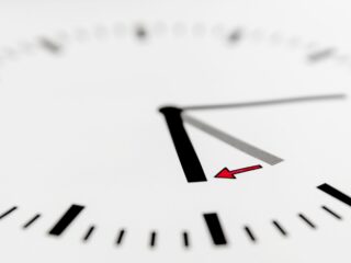 Is dagdagelijks eigenlijk wel een woord? 'Je zegt toch ook geen 'weekwekelijks'?'