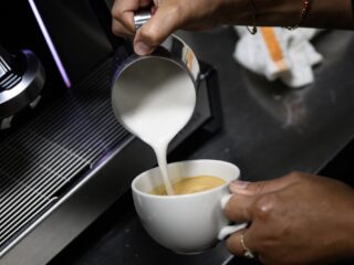 Waarom is ons kopje koffie zo duur?
