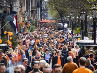 Hoe staan we tegenover Koningsdag: 'Voor mij hoeft er geen koning te zijn, wel Oranje Boven'