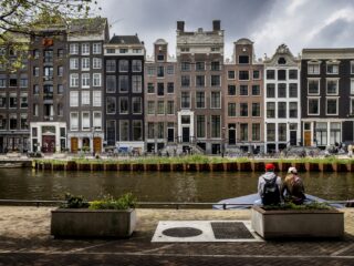 Waarom hebben alle grachtenpanden crème witte kozijnen?