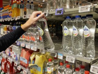 Hoeveel beter is kraanwater voor het milieu in vergelijking met een fles water?