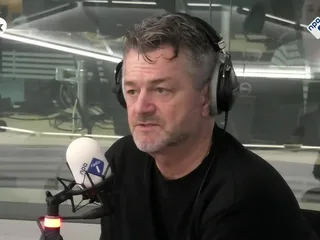 Kasper van Kooten over dateleven en acteercarrière op De Perstribune