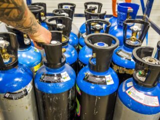 Lachgascilinders levensgevaarlijk bij afvalverwerking: 'Zijn net vliegende bommen'