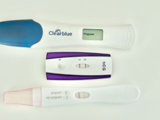 Folders vol desinformatie over abortus in wachtkamers van huisartsen