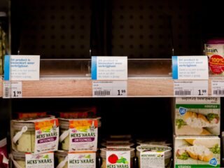 Waarom we steeds vaker lege schappen zien in de supermarkten