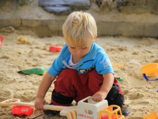 Asbest in speelzand uit China: 'Komt omdat we altijd het allergoedkoopste willen'