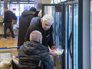 Waarom vrijwilligerswerk van het geitenwollensokken-imago af moet