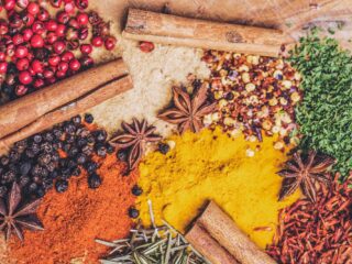 Wat te doen met specerijen die verstoffen in de kruidenla?