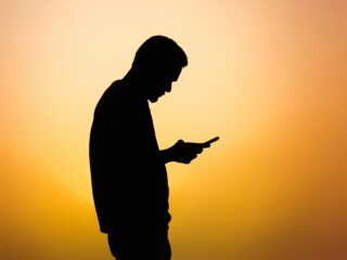 Steeds meer jongeren radicaliseren door extremistische online content