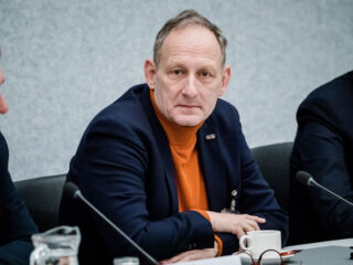 Generaal buiten dienst De Kruif verdenkt Rusland van opblazen stuwdam: 'Duizenden kilo's springstof nodig'