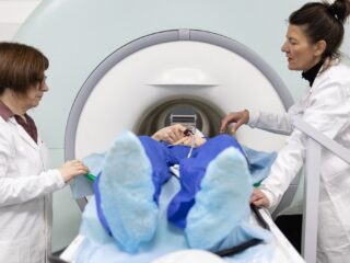 Met z'n allen in de MRI? 'Zo komt iedereen in het medisch circuit én vergroot druk op de zorg'