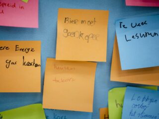 Hoezo verkondigen mensen hun mening, zonder de feitelijke kennis te hebben?